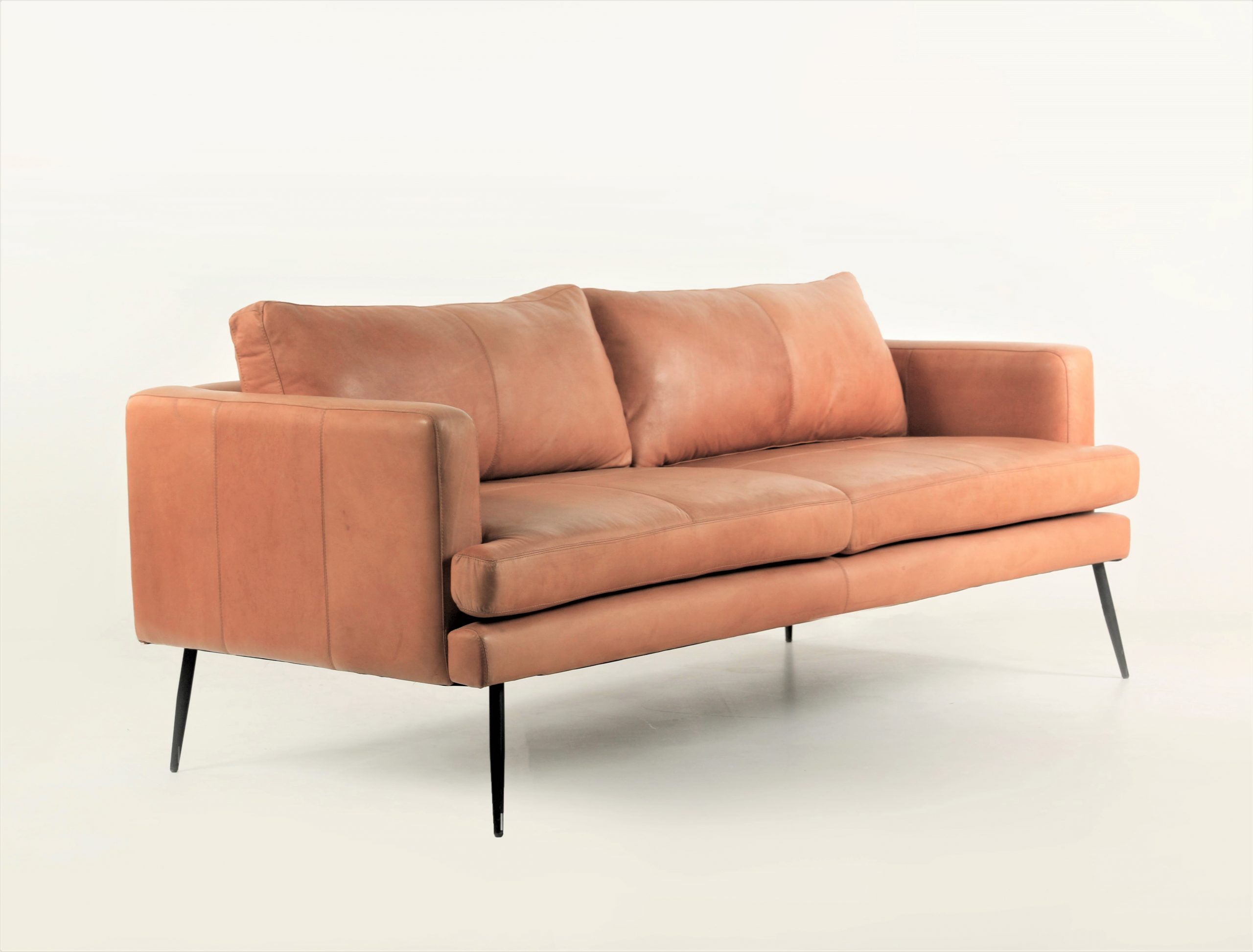 Sofá de Cuero – Slim Sasiori Color Foterracota, asiento liso, Cuero 100% Natural Uruguayo – Ancho 200 cm – Oferta