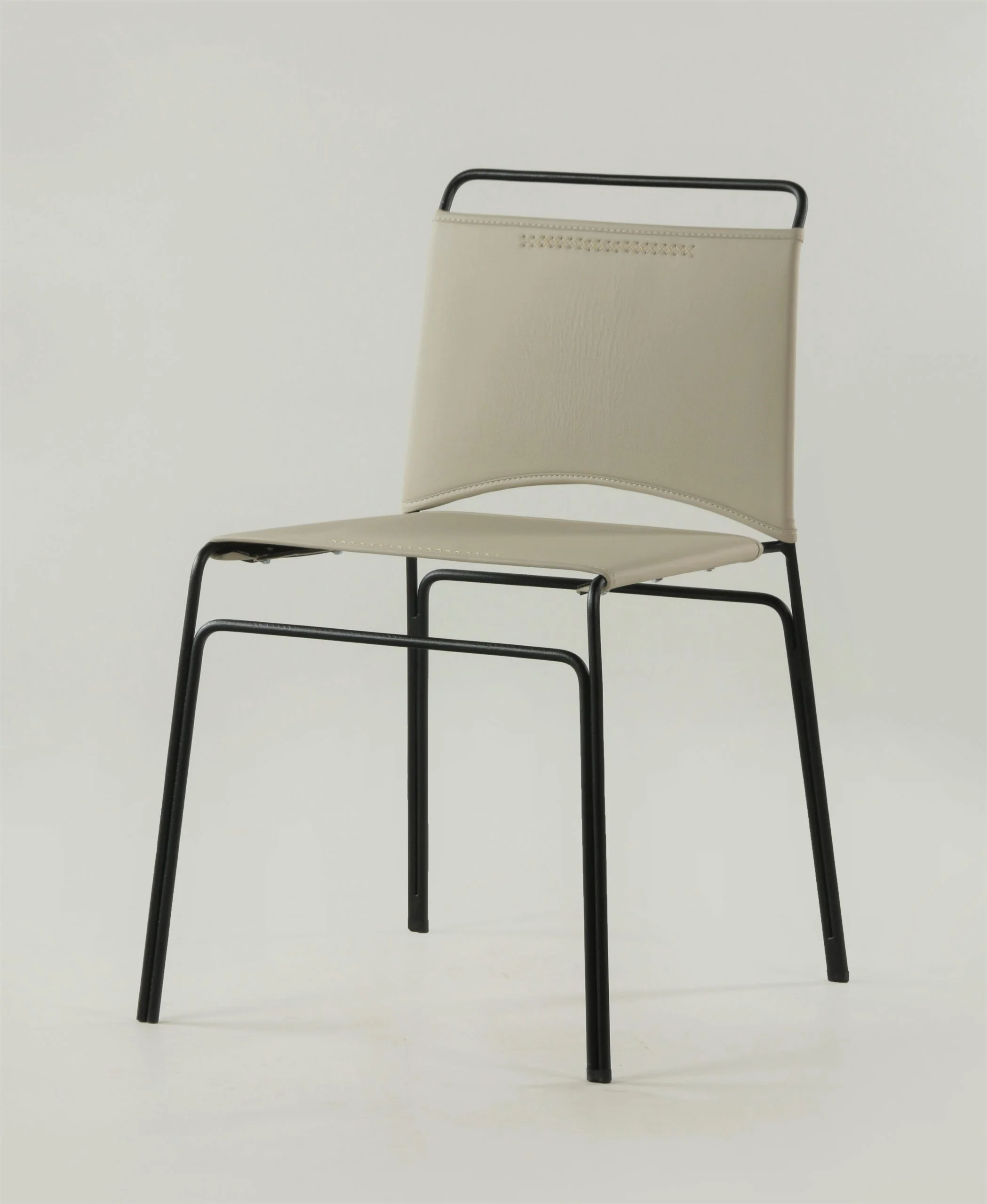 Silla de Cuero y Acero – Noma,  Color Blanco Invierno, Asiento Liso, Manilla respaldo y costuras, Cuero 100% Natural Uruguayo