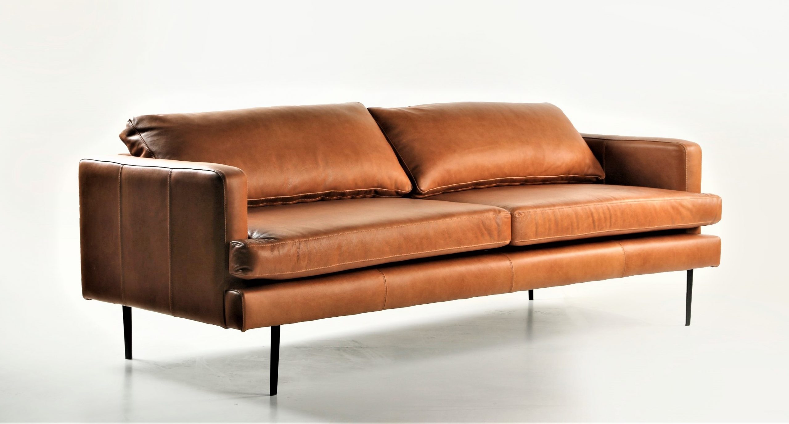 Sofa de Cuero – Slim Sasiori Color Fargo Tan, 200cm Ancho, Cojines asiento y respaldo sin costuras, Cuero 100% Natural Uruguayo