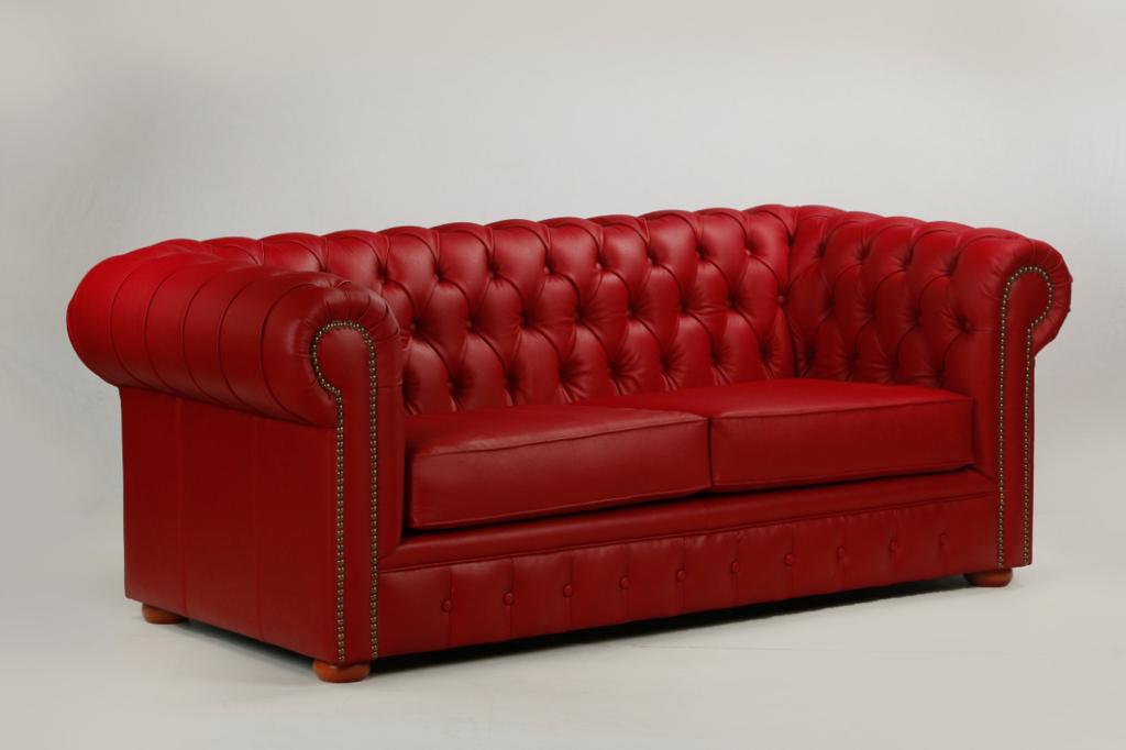 Sofa de Cuero – Chesterfield Color  Rojo Italiano, Asiento liso,  Respaldo Recto Clásico, Capitoneado Ingles,  Cuero 100% Natural Uruguayo