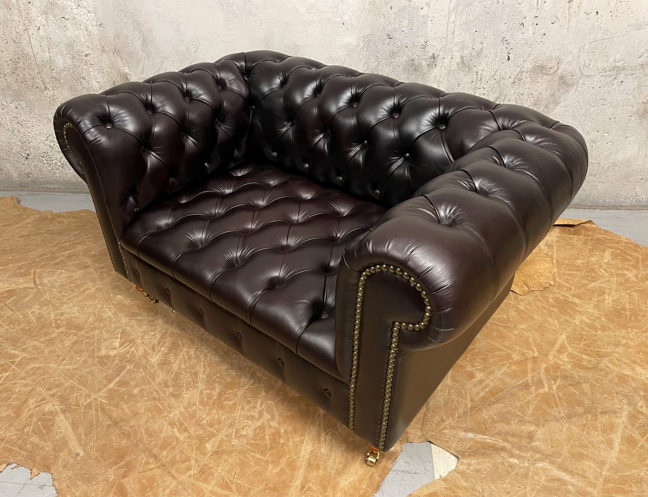 Sofa de Cuero – Chesterfield Color Hunter Chocolate, capitoné Ingles, respaldo recto clásico, Cuero 100% Natural Uruguayo – 140 cm de ancho
