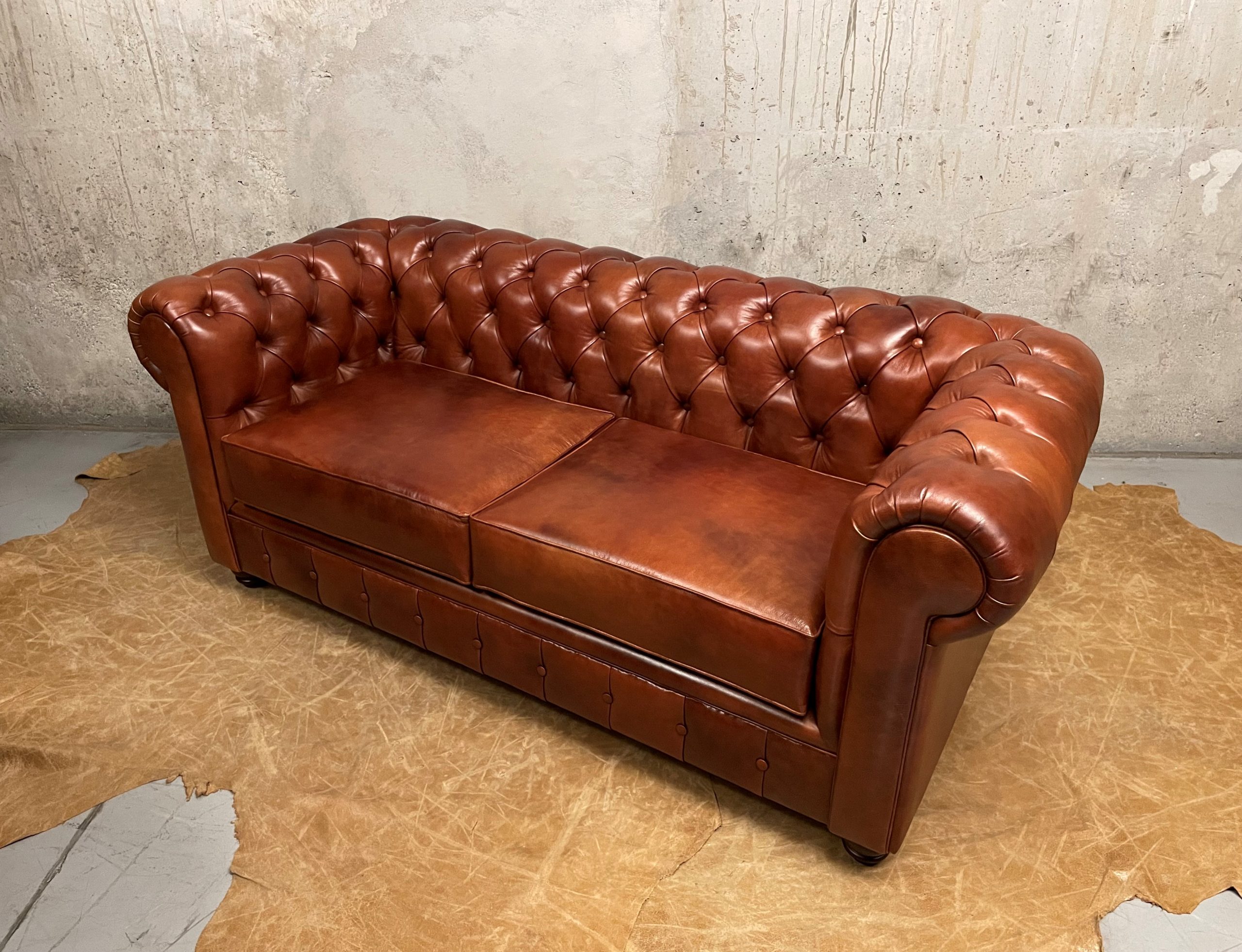 Sofa de Cuero – Chesterfield Color Hunter Red Brown, respaldo recto clásico, Cuero 100% Natural Uruguayo