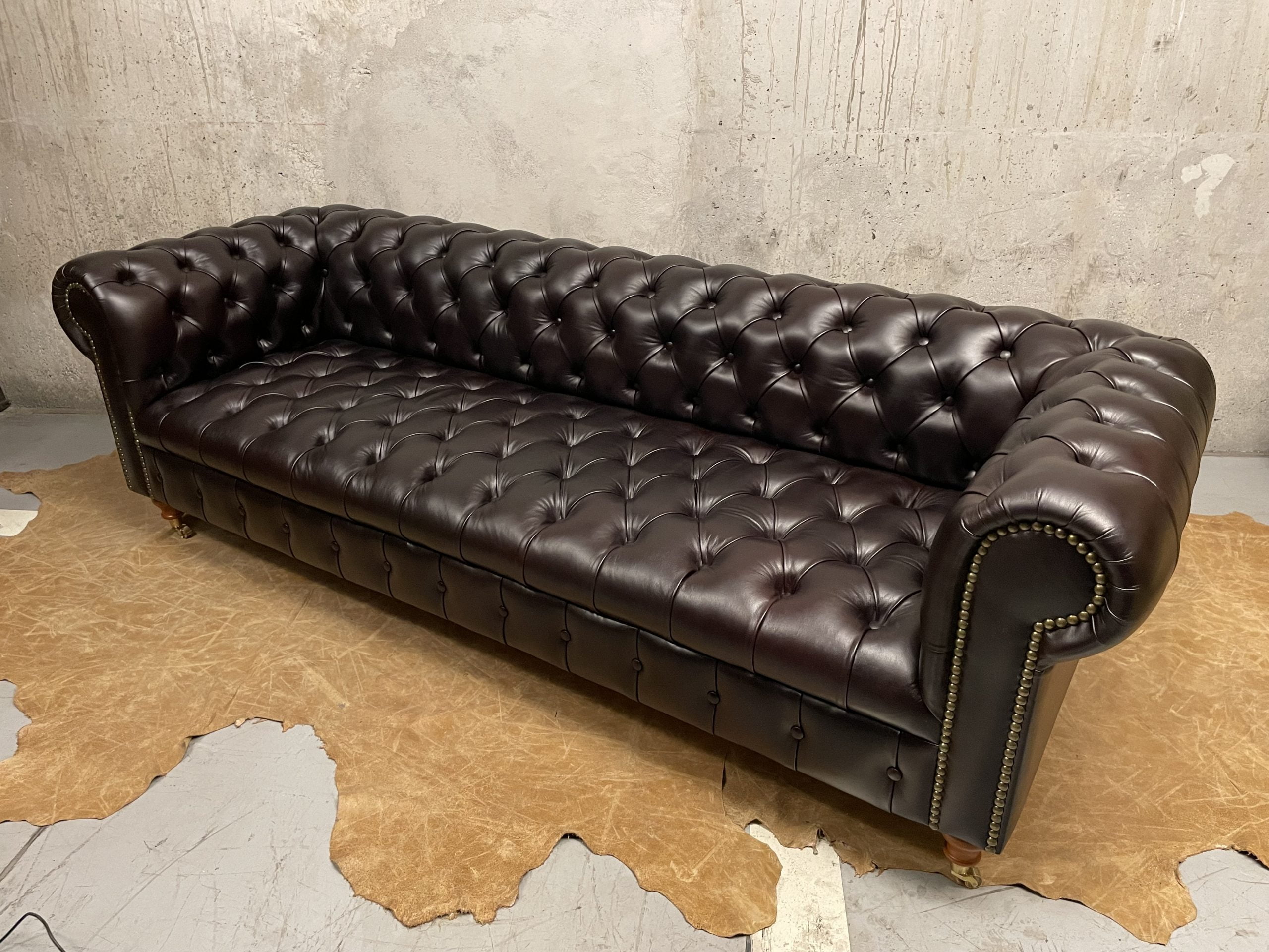 Sofa de Cuero – Chesterfield Color Hunter Chocolate, capitoné Ingles, respaldo recto clásico, Cuero 100% Natural Uruguayo