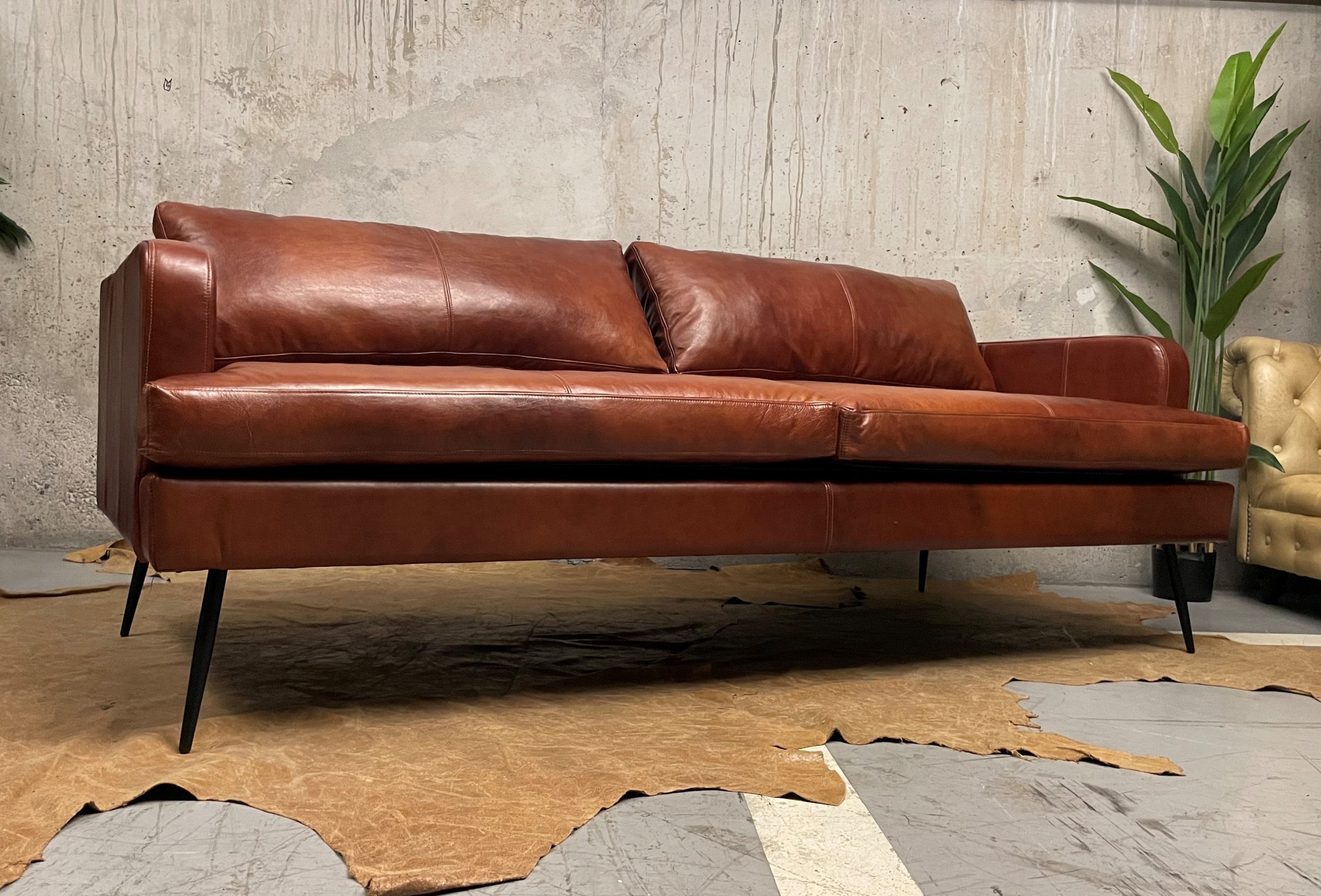 Sofa de Cuero – Slim Sasiori Color Hunter Red Brown, asiento liso, Cuero 100% Natural Uruguayo 4