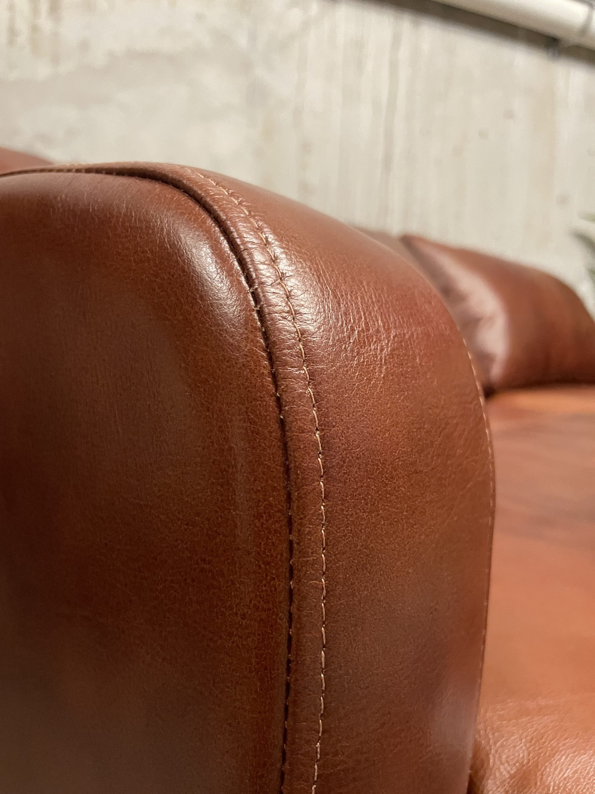 Sofa de Cuero – Slim Sasiori Color Hunter Red Brown, asiento liso, Cuero 100% Natural Uruguayo 2