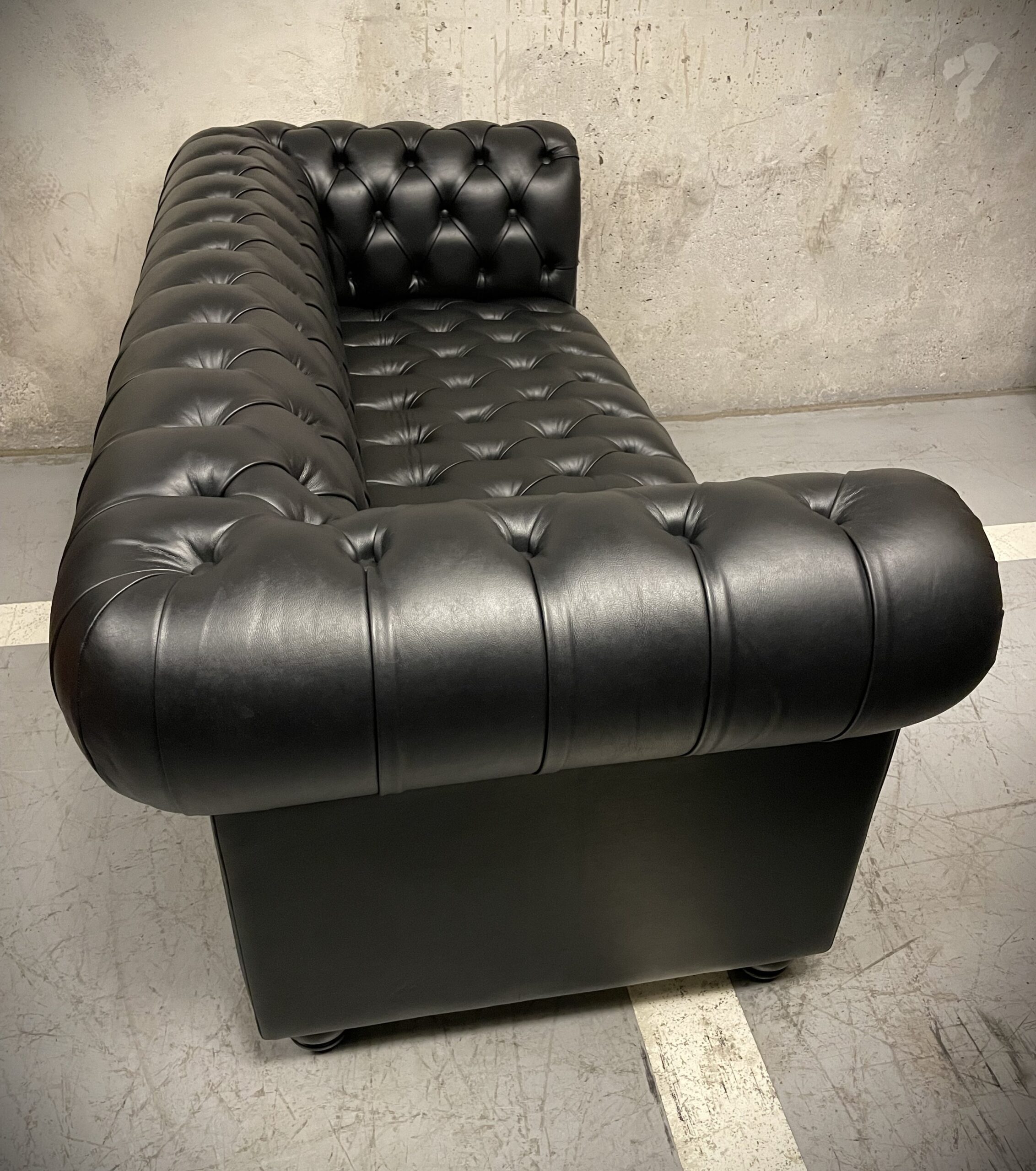 Sofa de Cuero – Chesterfield Color Fargo Negro, Capitoné Ingles, respaldo Recto Clásico, Cuero 100% Natural Uruguayo 7