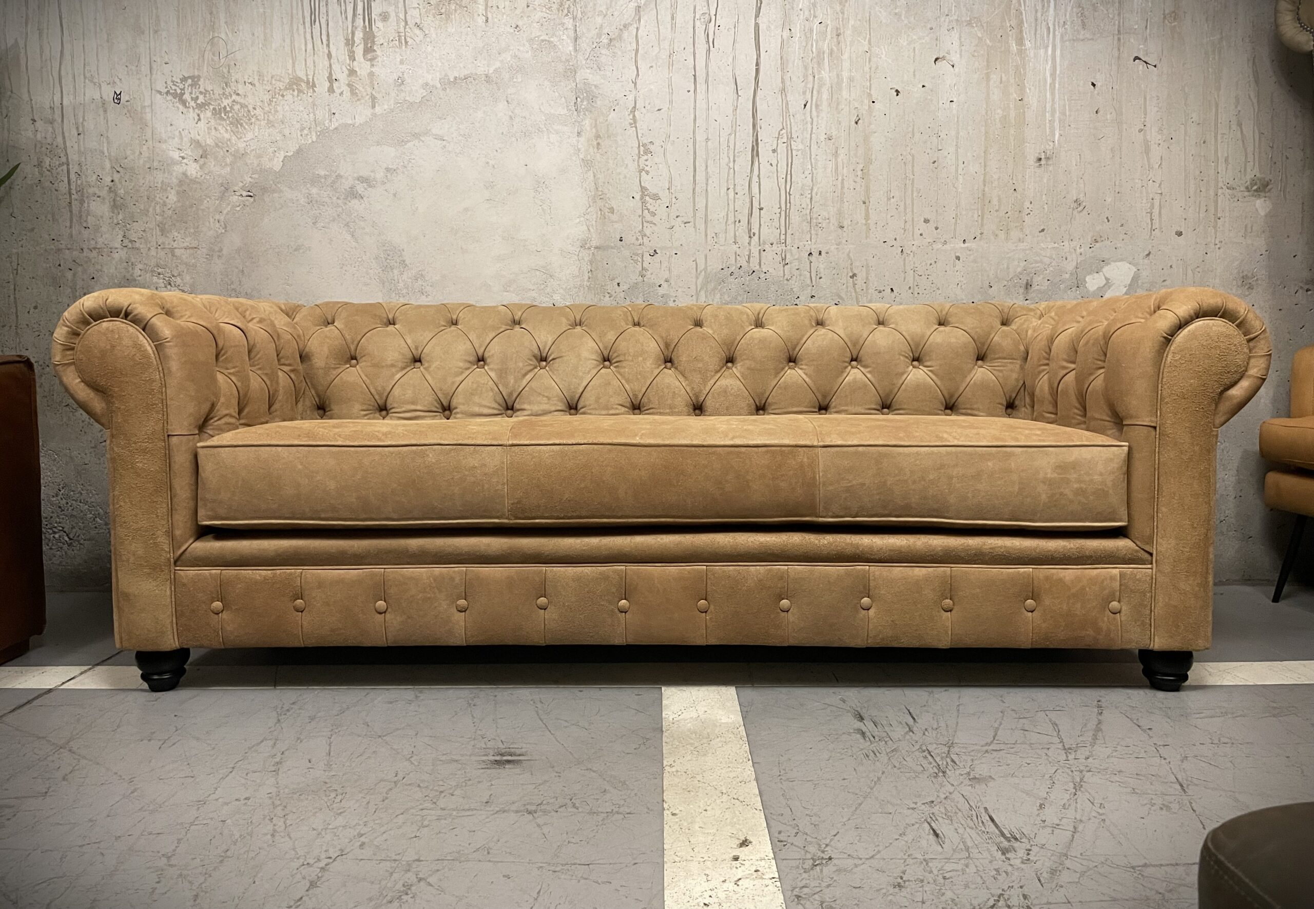 Sofa de Cuero- Chesterfield Color Distroi Oak, 240cm de frente, Cojín único asiento, tres costuras, Respaldo Recto Clásico, Cuero 100% Natural Uruguayo 2
