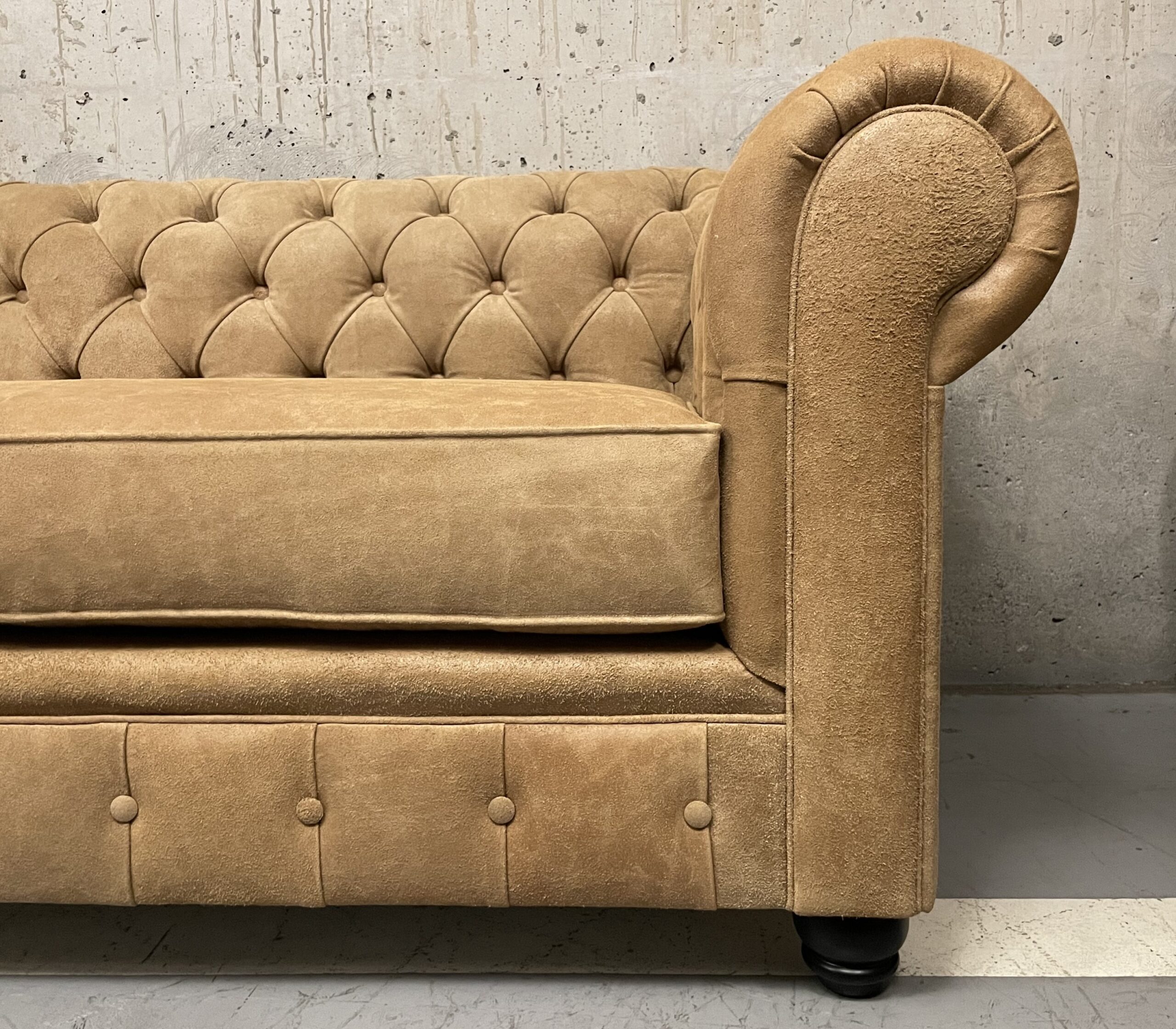 Sofa de Cuero- Chesterfield Color Distroi Oak, 240cm de frente, Cojín único asiento, tres costuras, Respaldo Recto Clásico, Cuero 100% Natural Uruguayo 1