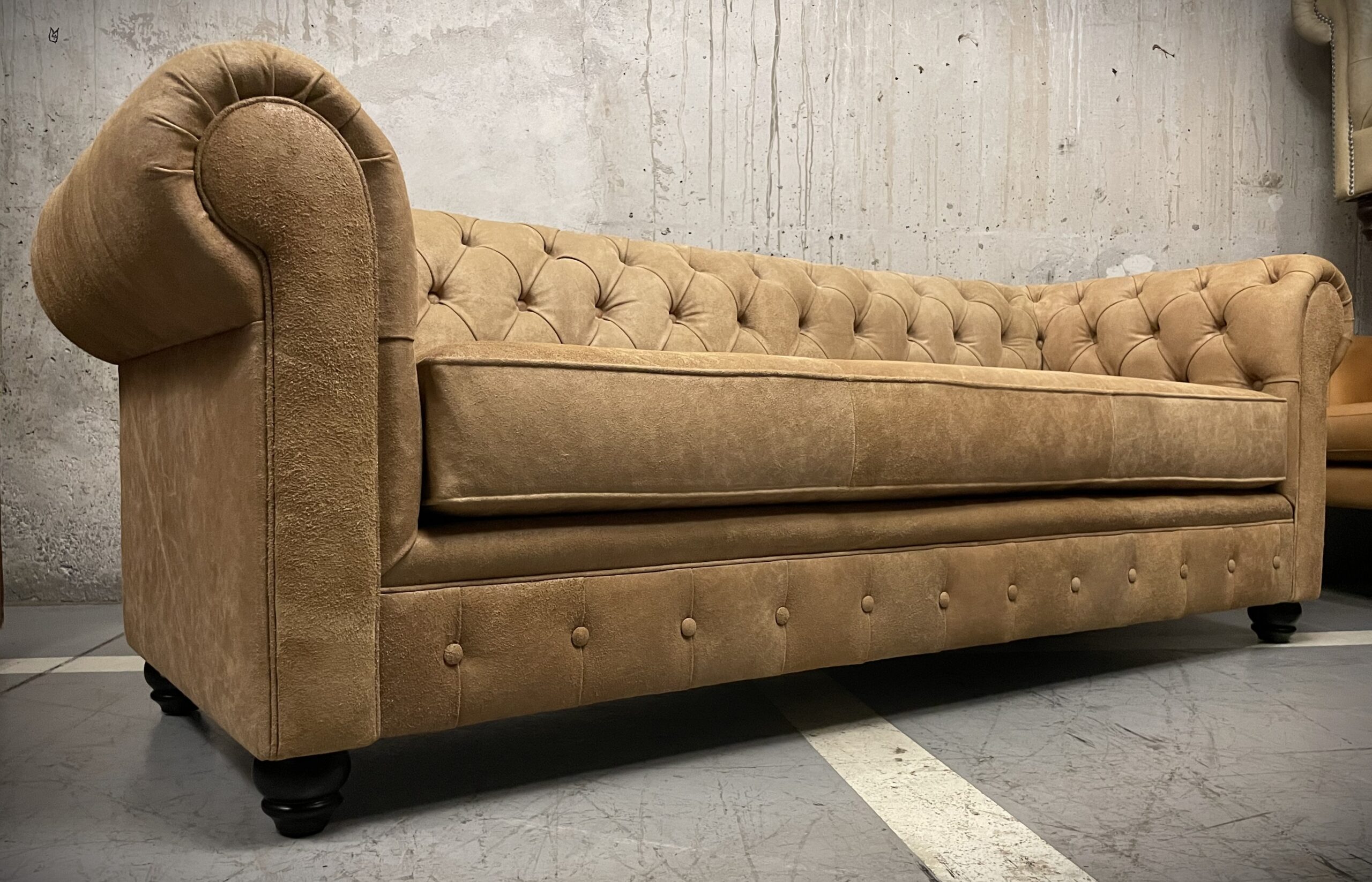 Sofa de Cuero- Chesterfield Color Distroi Oak, 240cm de frente, Cojín único asiento, tres costuras, Respaldo Recto Clásico, Cuero 100% Natural Uruguayo 6