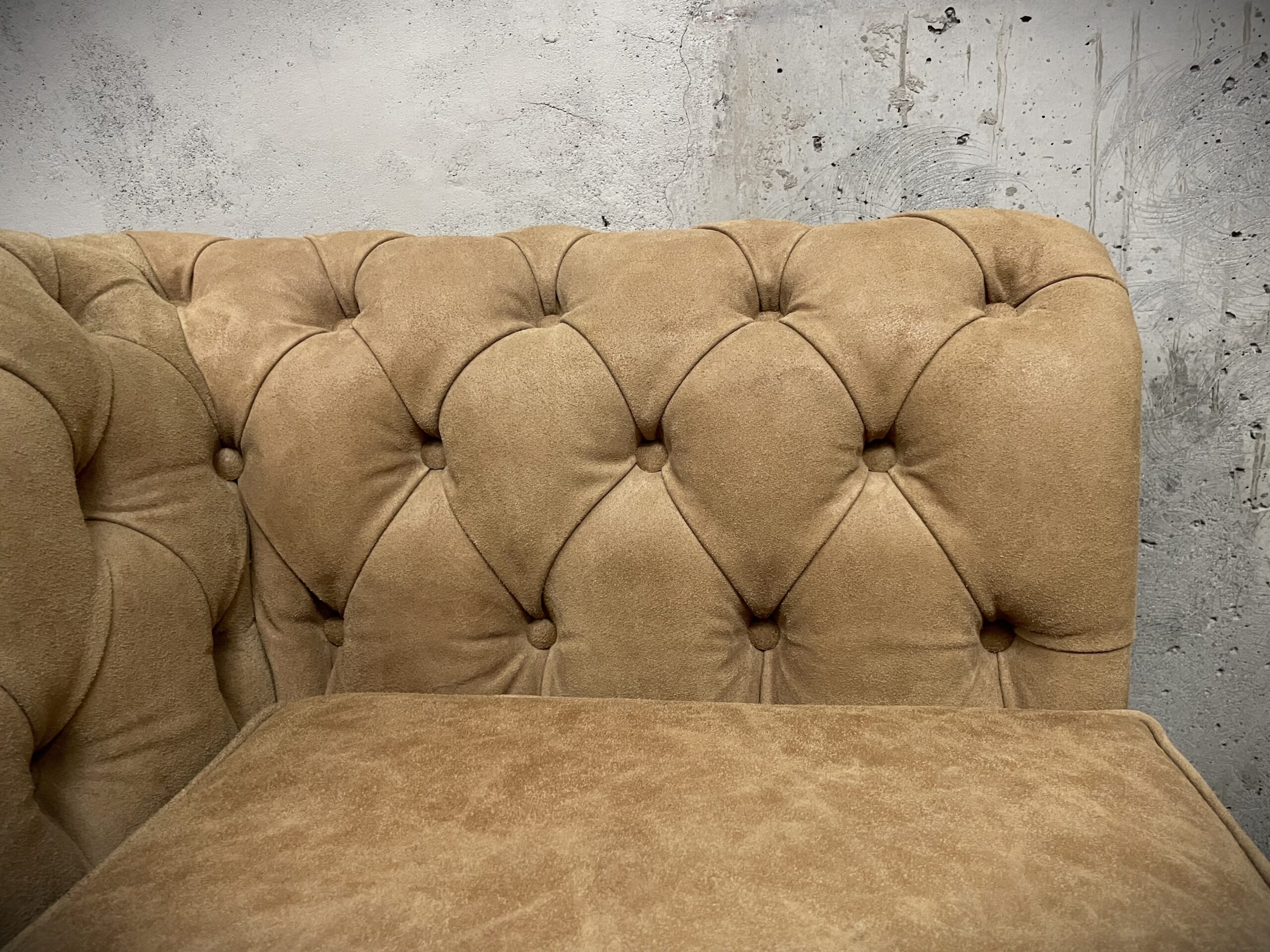Sofa de Cuero- Chesterfield Color Distroi Oak, 240cm de frente, Cojín único asiento, tres costuras, Respaldo Recto Clásico, Cuero 100% Natural Uruguayo 3