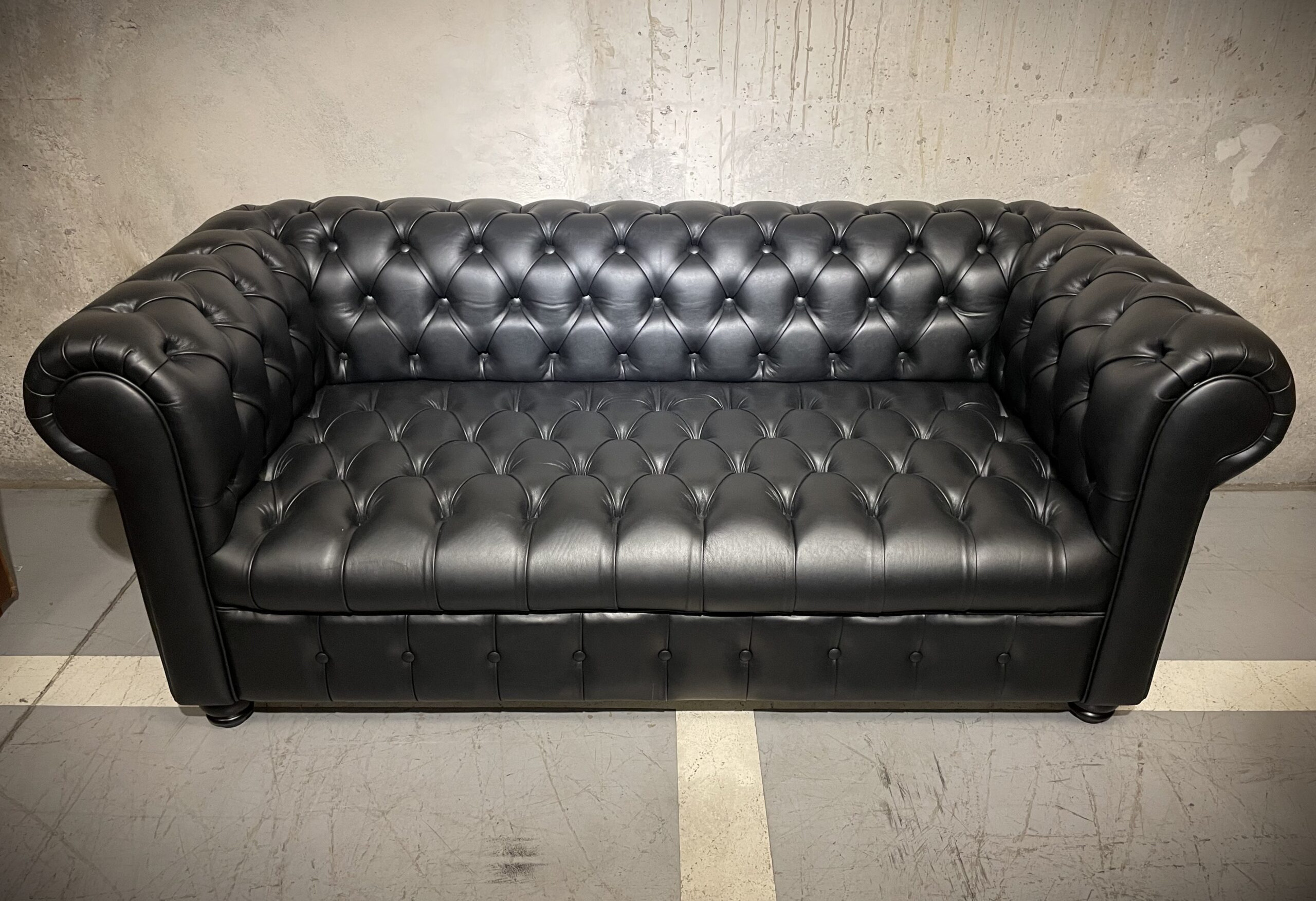 Sofa de Cuero – Chesterfield Color Fargo Negro, Capitoné Ingles, respaldo Recto Clásico, Cuero 100% Natural Uruguayo 2