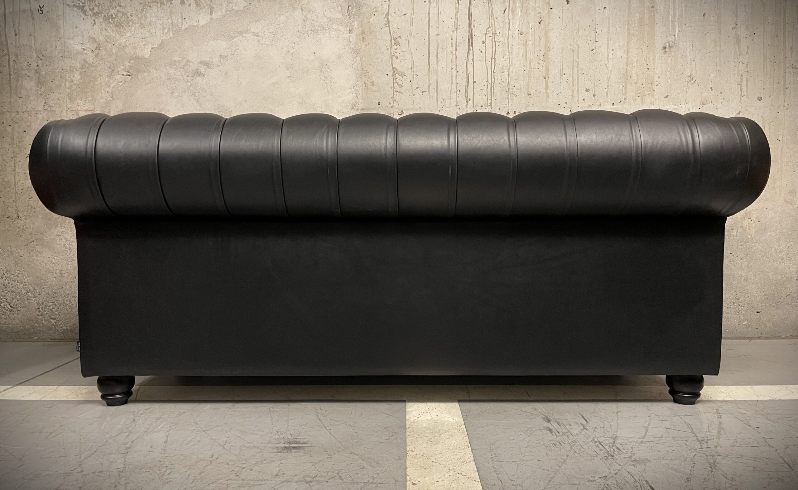 Sofa de Cuero – Chesterfield Color Fargo Negro, Capitoné Ingles, respaldo Recto Clásico, Cuero 100% Natural Uruguayo 1