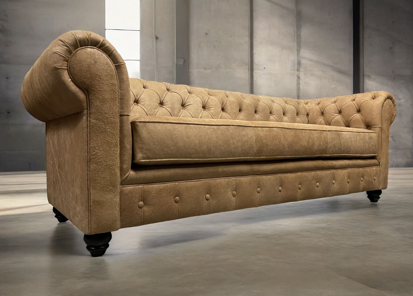 Sofa de Cuero – Chesterfield Color Distroi Oak, 240 cm de frente, Cojín único asiento, tres costuras, Respaldo Recto Clásico, Cuero 100% Natural Uruguayo 33