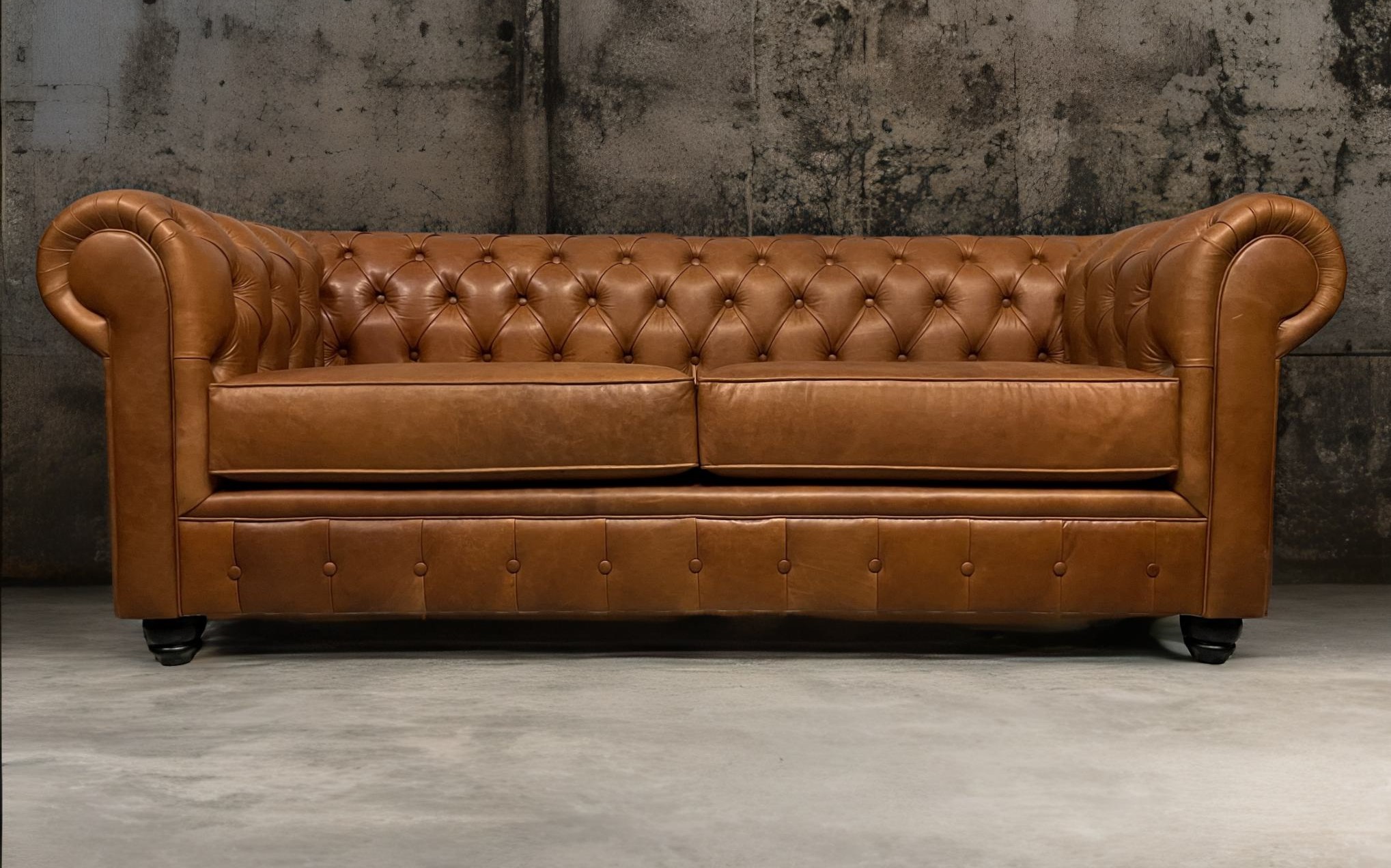 Sofa de Cuero – Chesterfield Color Rustic Terra, Cojines Lisos, respaldo Recto Clásico, Cuero 100% Natural Uruguayo
