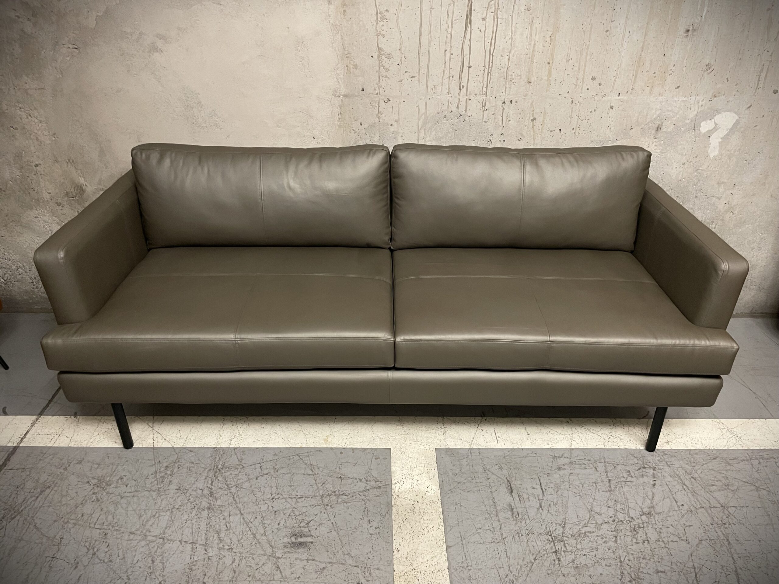 Sofa de Cuero – Sofa Slim Sasiori Color Shimmer Moca Claro, asiento liso, Cuero 100% Natural Uruguayo 6