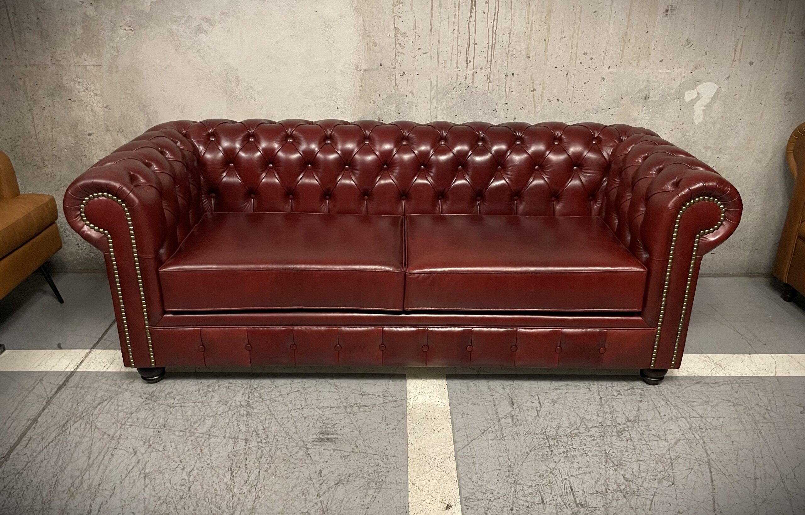 Sofa de Cuero – Sofá Chesterfield Color Caledonia Furia Red, Cojines lisos, Tachas, respaldo Recto Clásico, Cuero 100% Natural Uruguayo