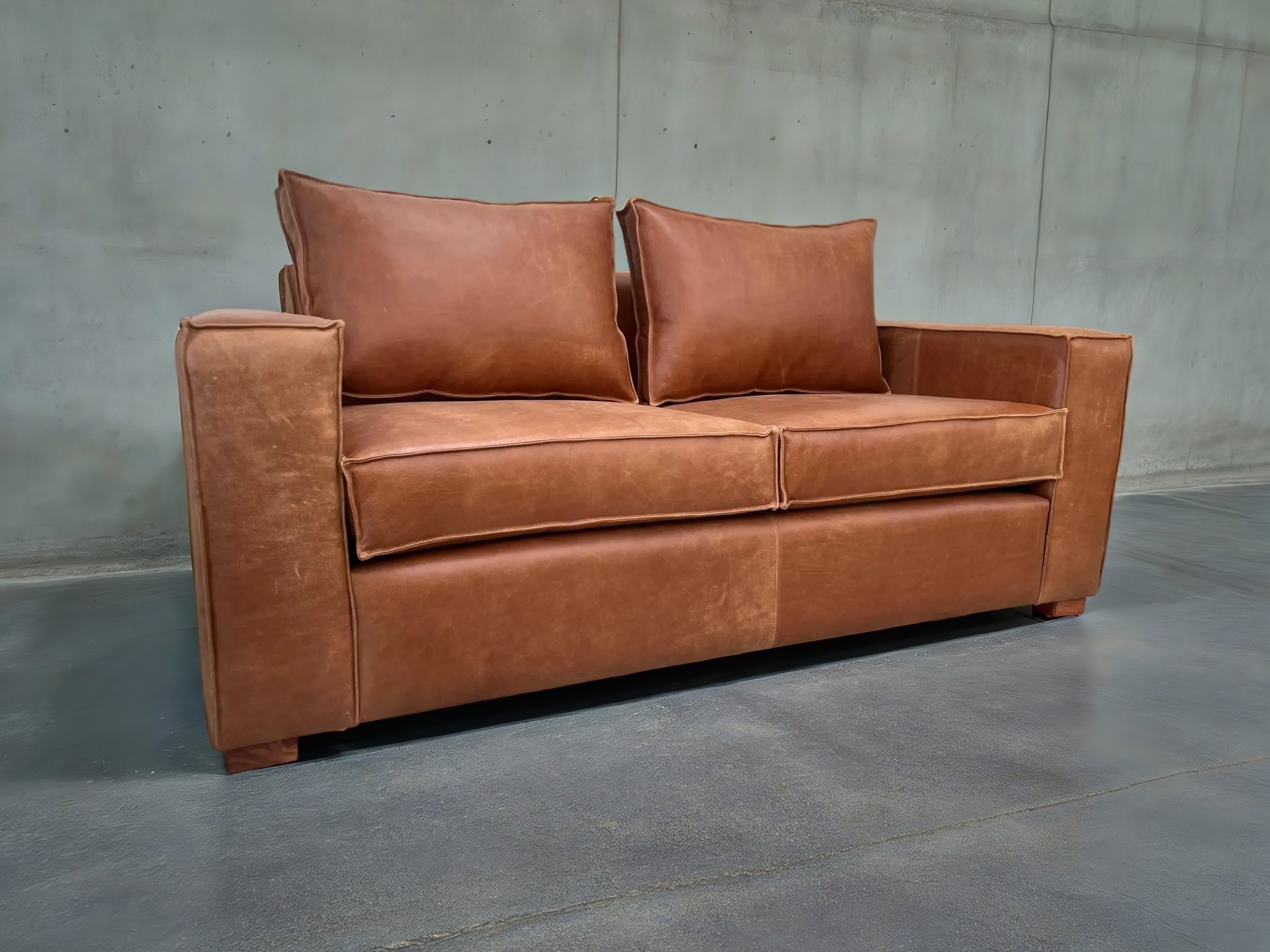 Sofa de Cuero – Sofá Trento, Color Milagro Fargo Whiskey, Cojines lisos, costura bordes pabilo doble, Cuero 100% Natural Uruguayo