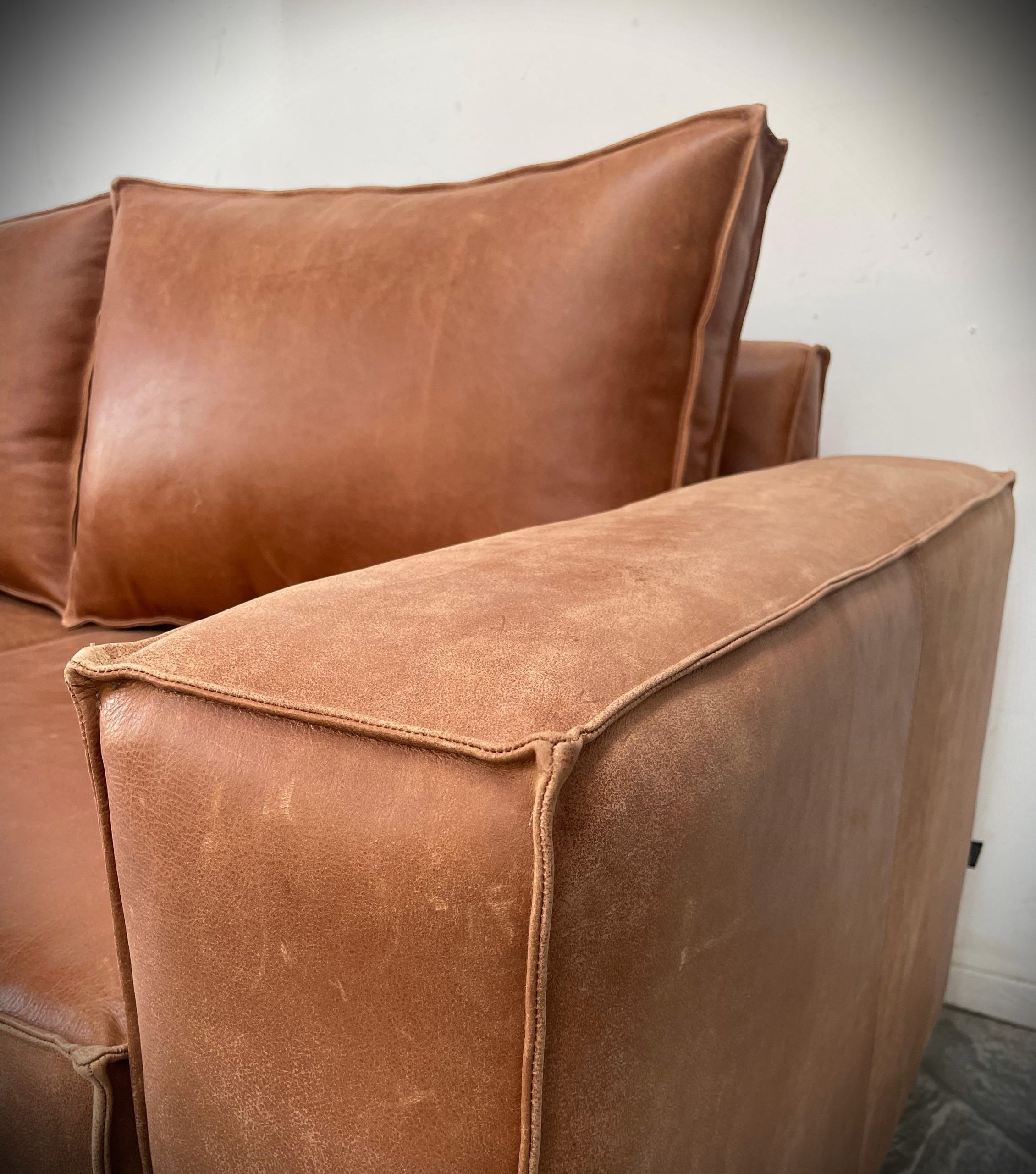Sofa de Cuero - Sofá Trento, Color Milagro Fargo Whiskey, Cojines lisos, costura bordes pabilo doble, Cuero 100% Natural Uruguayo